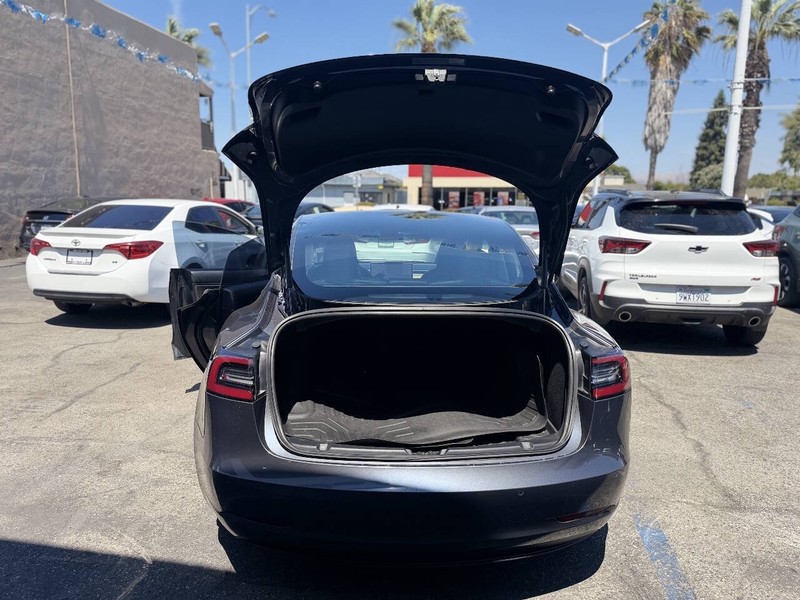 Tesla Model 3 Vehicle Full-screen Gallery Image 17