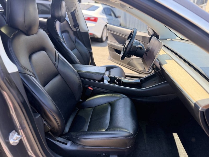 Tesla Model 3 Vehicle Full-screen Gallery Image 18