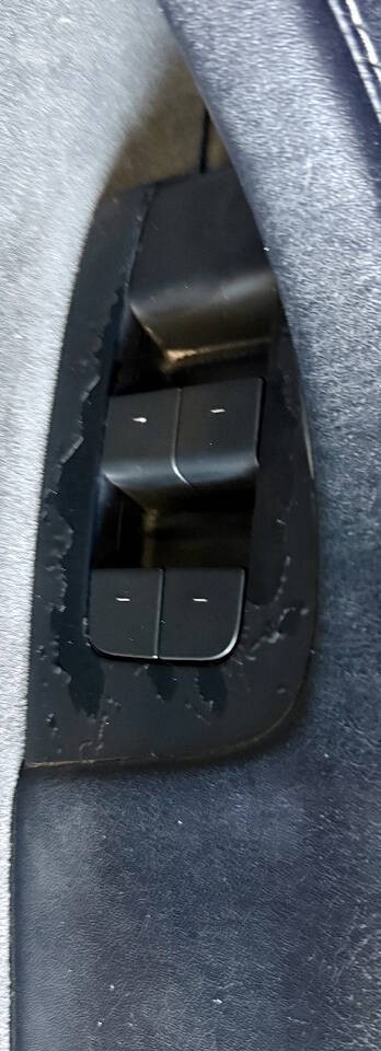 Tesla Model Y Vehicle Full-screen Gallery Image 10