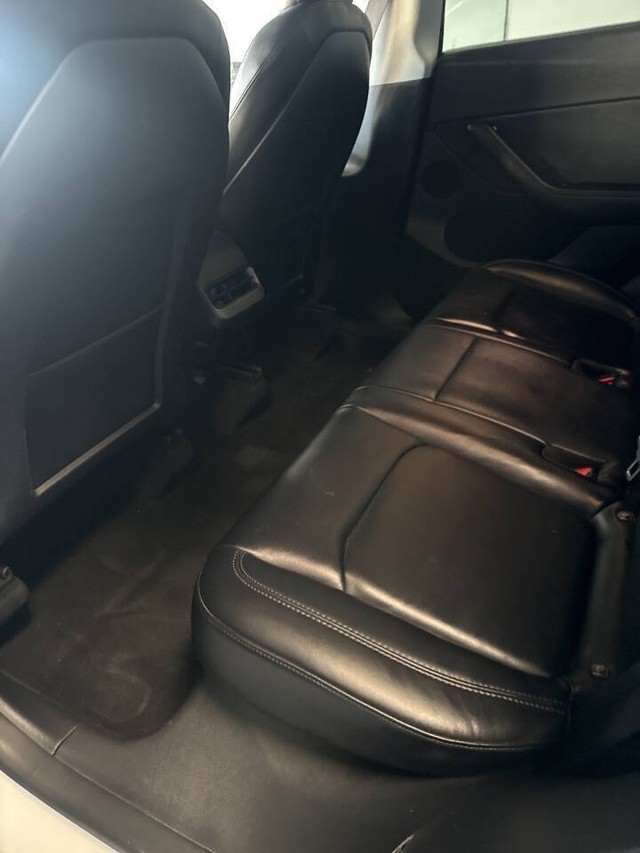 Tesla Model Y Vehicle Full-screen Gallery Image 11