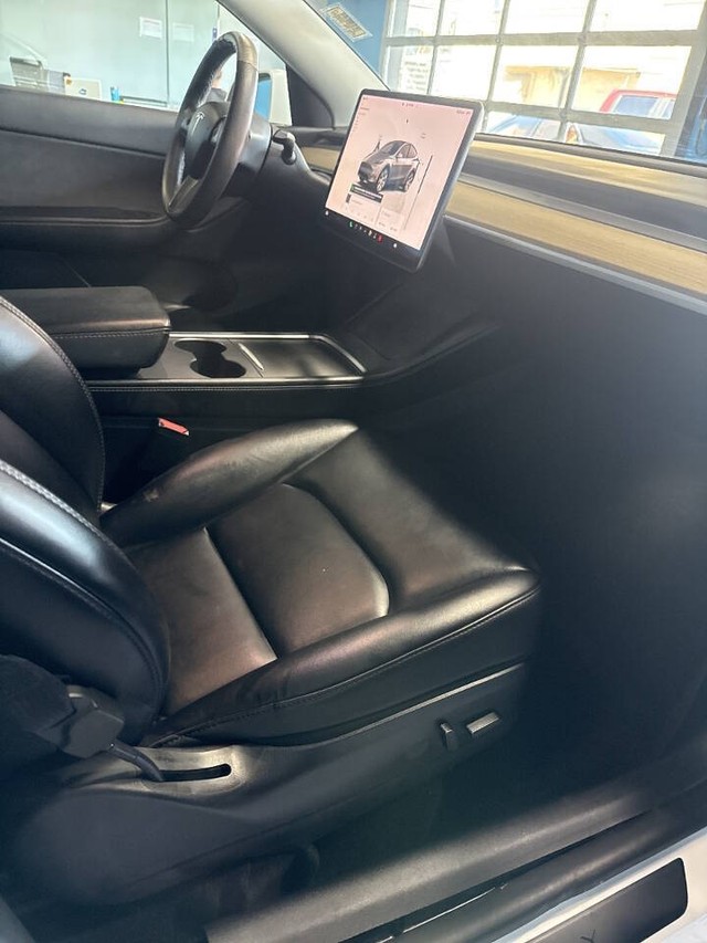 Tesla Model Y Vehicle Full-screen Gallery Image 12