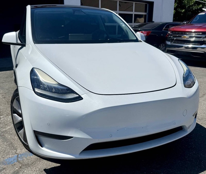 Tesla Model Y Vehicle Full-screen Gallery Image 03