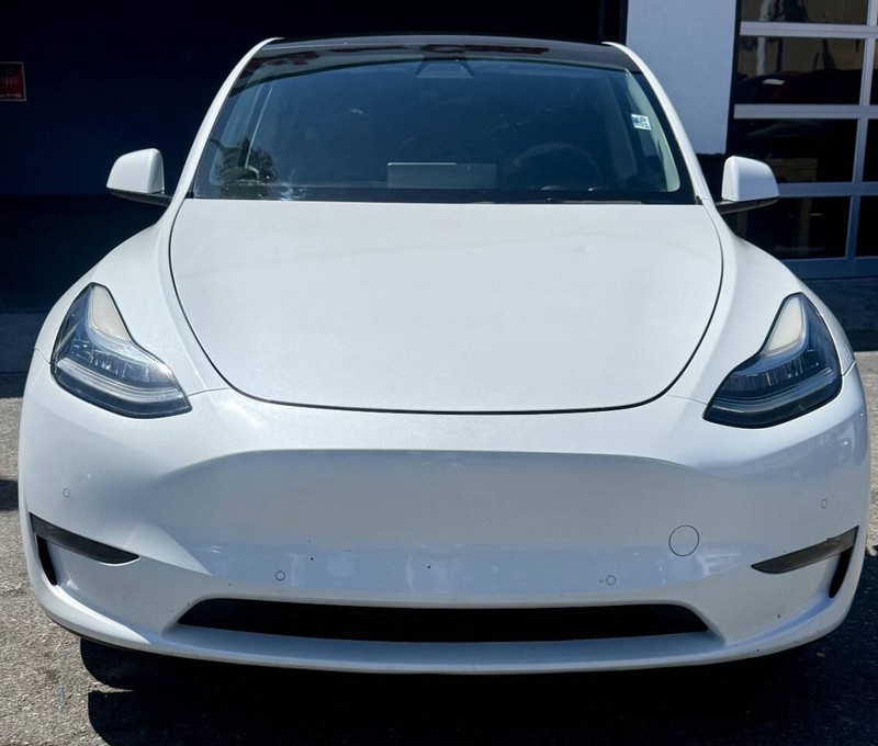 Tesla Model Y Vehicle Full-screen Gallery Image 04