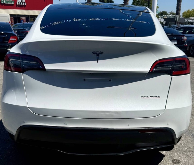 Tesla Model Y Vehicle Full-screen Gallery Image 05