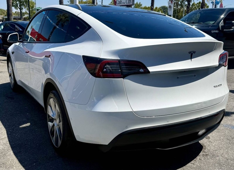 Tesla Model Y Vehicle Full-screen Gallery Image 06