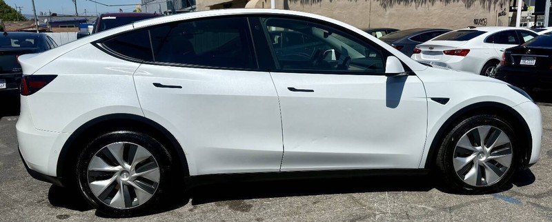 Tesla Model Y Vehicle Full-screen Gallery Image 07