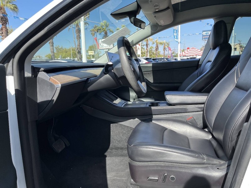 Tesla Model Y Vehicle Full-screen Gallery Image 09