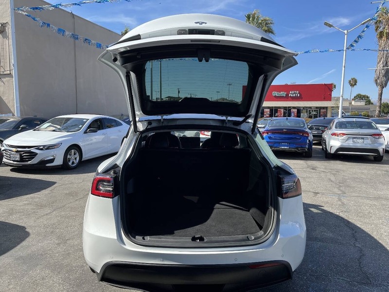 Tesla Model Y Vehicle Full-screen Gallery Image 10