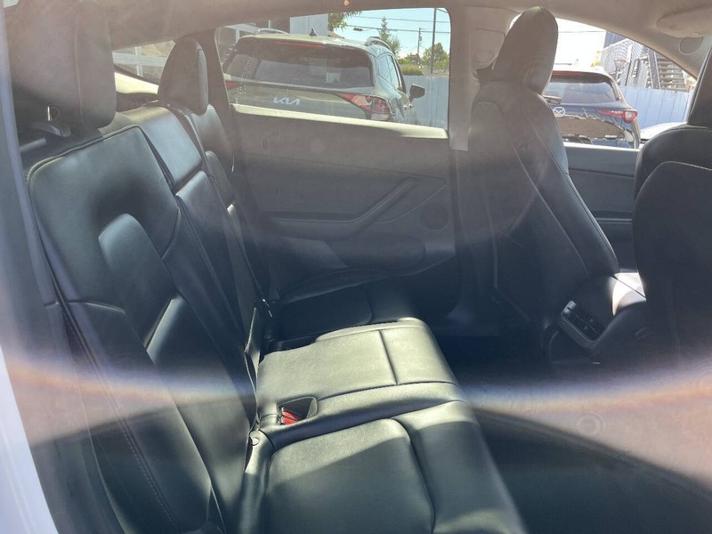 Tesla Model Y Vehicle Full-screen Gallery Image 11
