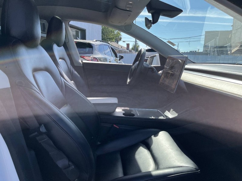 Tesla Model Y Vehicle Full-screen Gallery Image 12