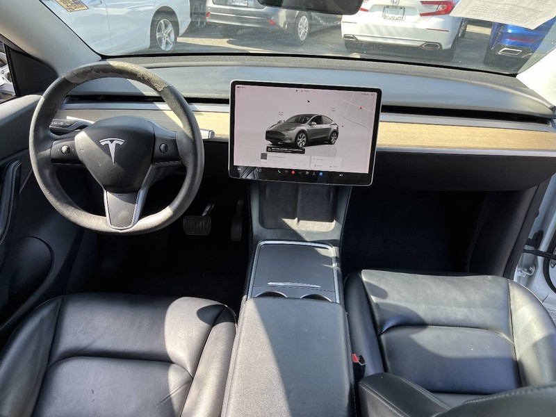 Tesla Model Y Vehicle Full-screen Gallery Image 13