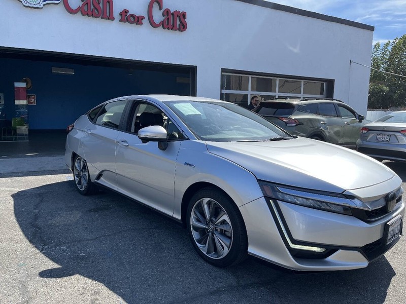 Honda Clarity Plug-In Hybrid Vehicle Full-screen Gallery Image 02