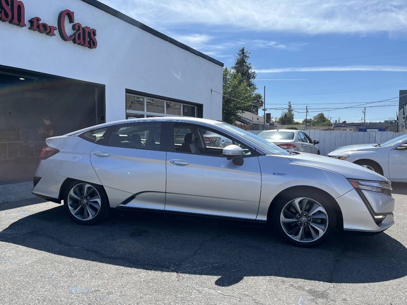 Honda Clarity Plug-In Hybrid Vehicle Full-screen Gallery Image 03