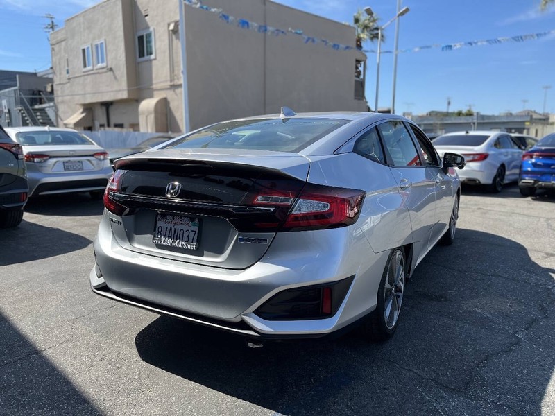 Honda Clarity Plug-In Hybrid Vehicle Full-screen Gallery Image 04