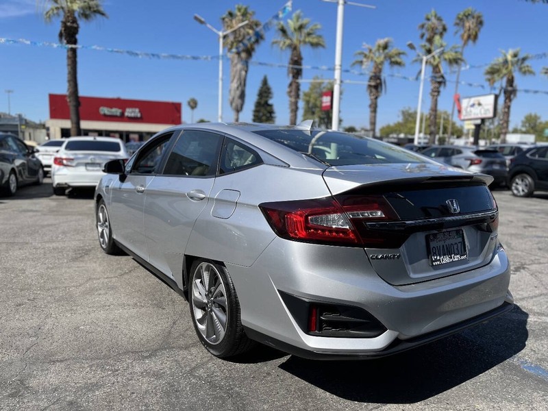 Honda Clarity Plug-In Hybrid Vehicle Full-screen Gallery Image 06