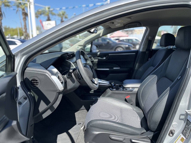 Honda Clarity Plug-In Hybrid Vehicle Full-screen Gallery Image 08