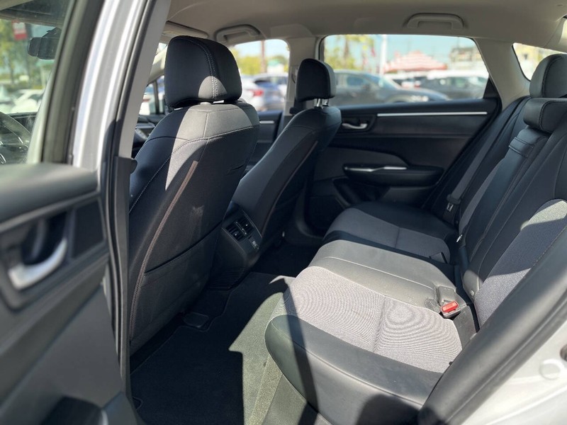 Honda Clarity Plug-In Hybrid Vehicle Full-screen Gallery Image 09