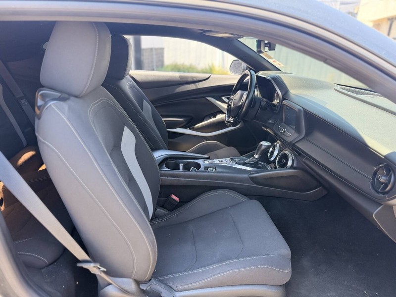 Chevrolet Camaro Vehicle Full-screen Gallery Image 17