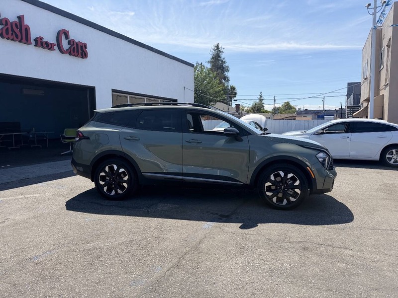 Kia Sportage Plug-In Hybrid Vehicle Full-screen Gallery Image 05
