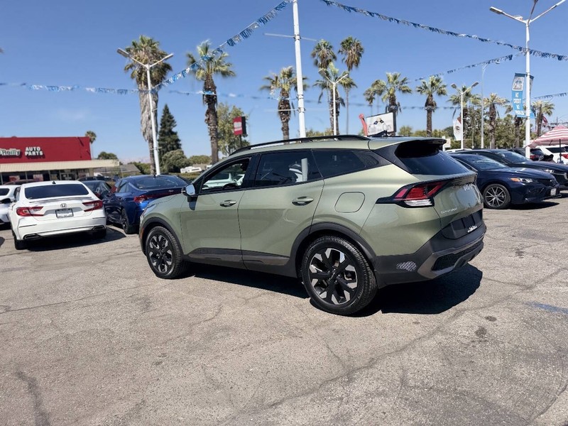Kia Sportage Plug-In Hybrid Vehicle Full-screen Gallery Image 10