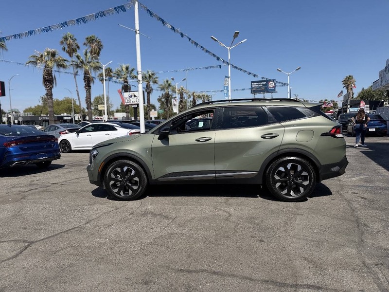Kia Sportage Plug-In Hybrid Vehicle Full-screen Gallery Image 11