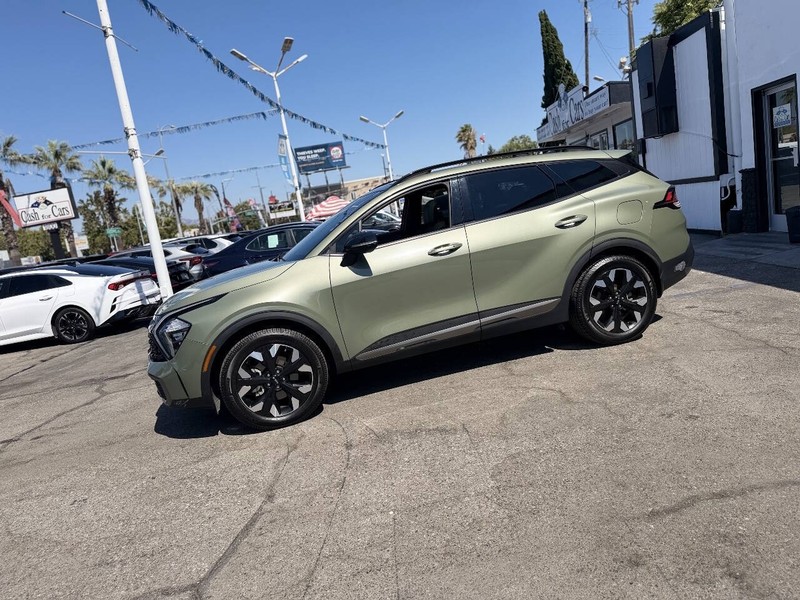 Kia Sportage Plug-In Hybrid Vehicle Full-screen Gallery Image 12