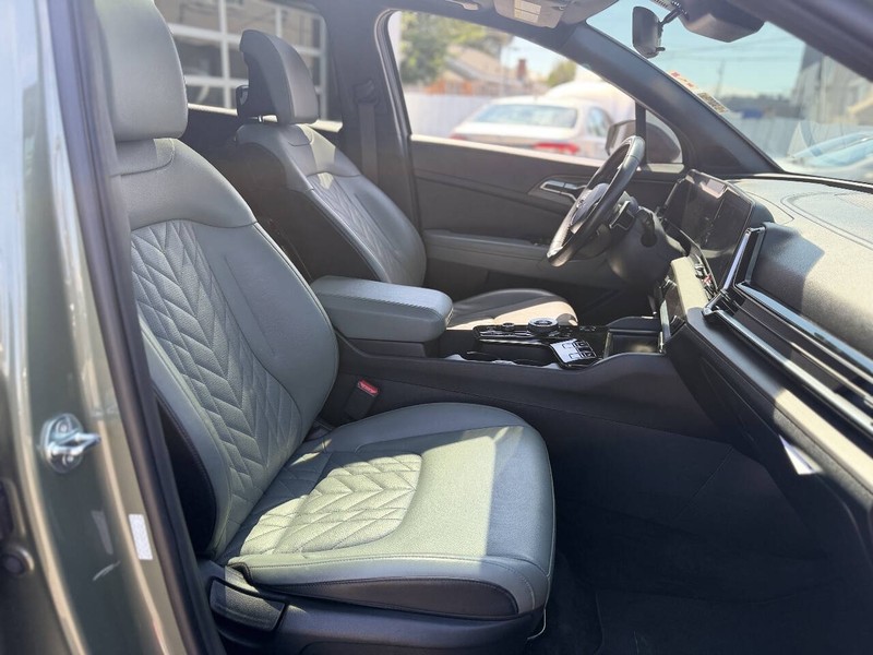 Kia Sportage Plug-In Hybrid Vehicle Full-screen Gallery Image 16