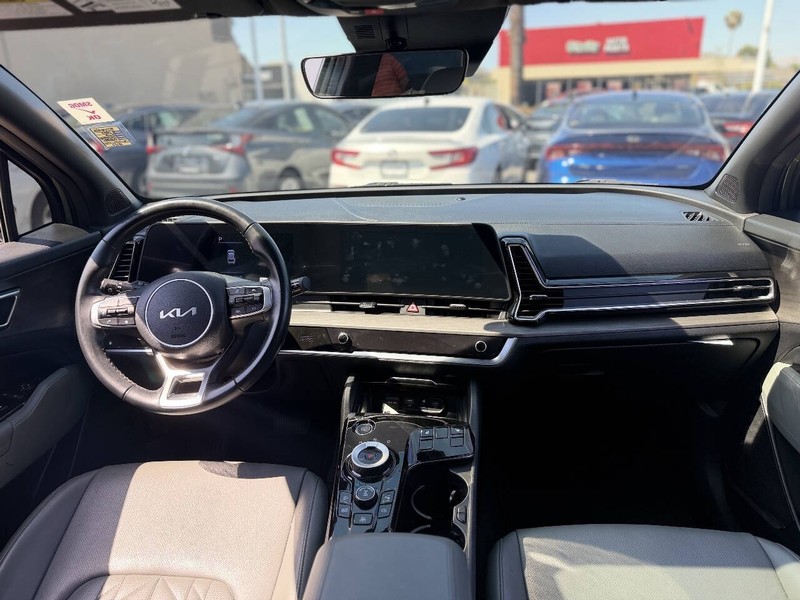 Kia Sportage Plug-In Hybrid Vehicle Full-screen Gallery Image 18