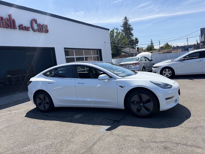 Tesla Model 3 Vehicle Full-screen Gallery Image 05