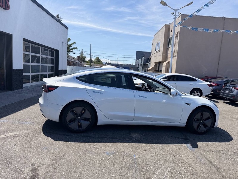 Tesla Model 3 Vehicle Full-screen Gallery Image 07