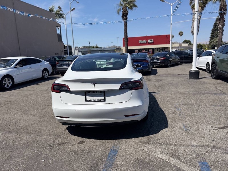 Tesla Model 3 Vehicle Full-screen Gallery Image 09