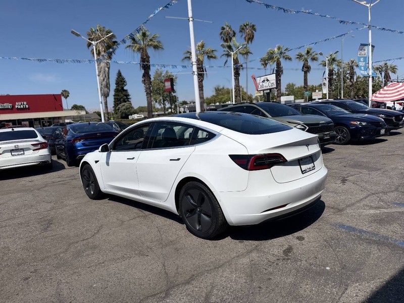 Tesla Model 3 Vehicle Full-screen Gallery Image 10