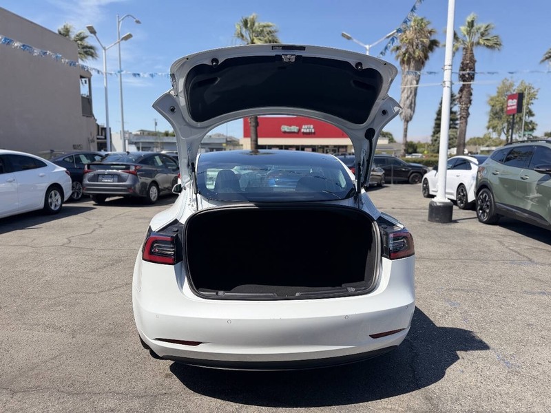 Tesla Model 3 Vehicle Full-screen Gallery Image 14