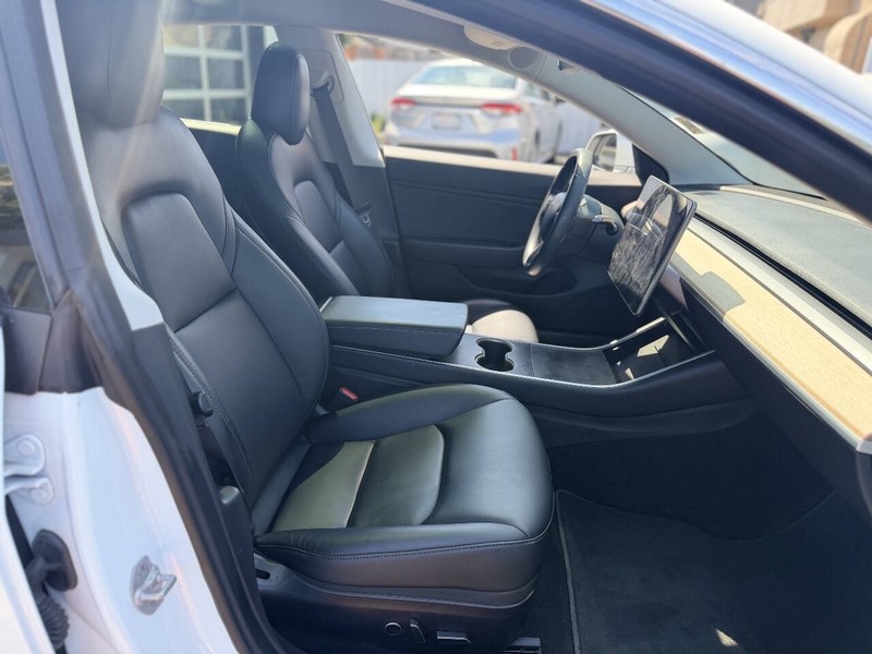 Tesla Model 3 Vehicle Full-screen Gallery Image 15