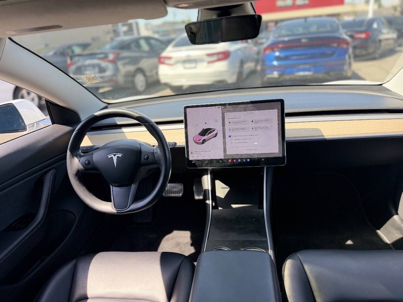 Tesla Model 3 Vehicle Full-screen Gallery Image 16