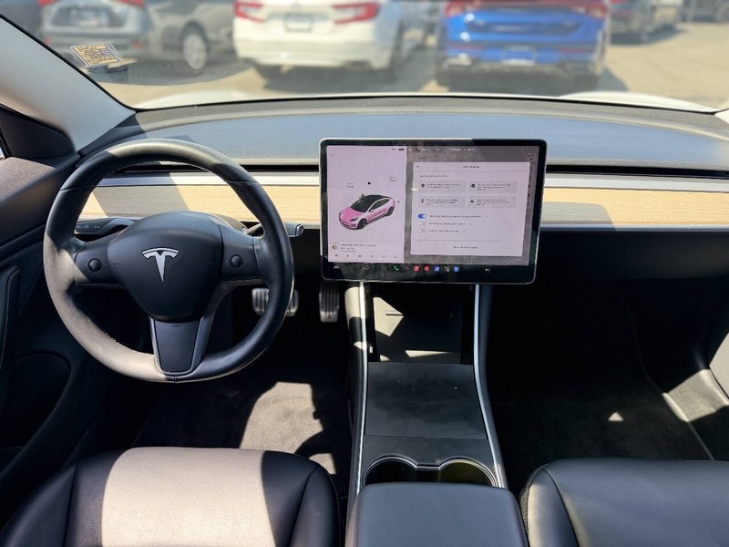 Tesla Model 3 Vehicle Full-screen Gallery Image 17