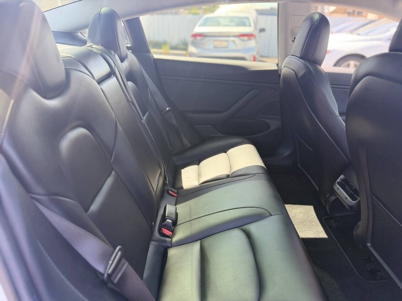 Tesla Model 3 Vehicle Full-screen Gallery Image 18