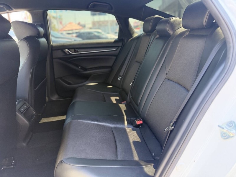 Honda Accord Sedan Vehicle Full-screen Gallery Image 10