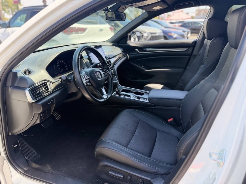 Honda Accord Sedan Vehicle Full-screen Gallery Image 11