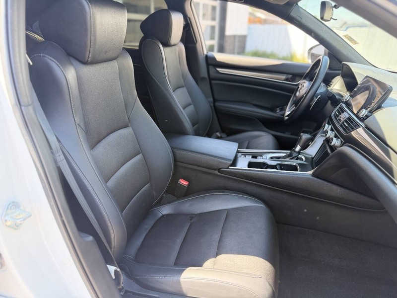 Honda Accord Sedan Vehicle Full-screen Gallery Image 12