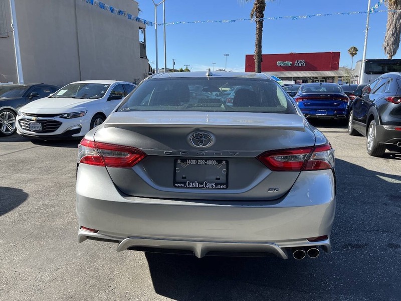 Toyota Camry Vehicle Full-screen Gallery Image 06