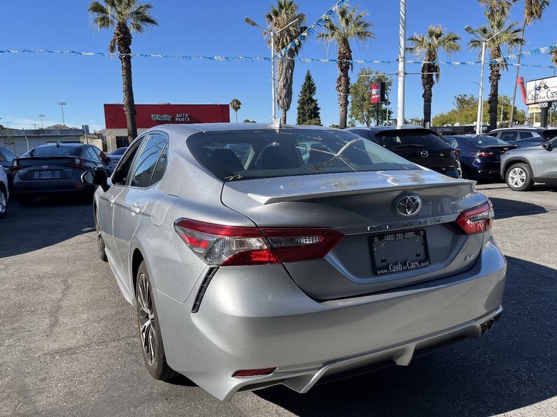 Toyota Camry Vehicle Full-screen Gallery Image 07