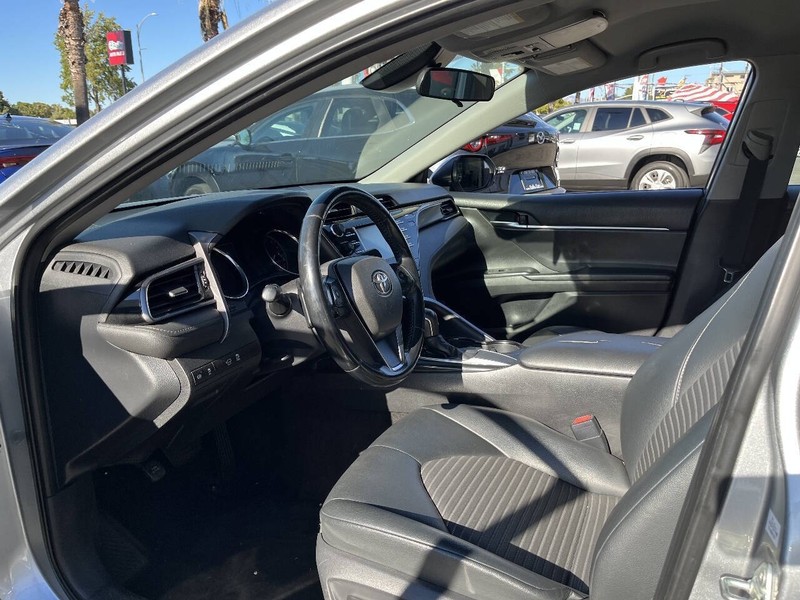 Toyota Camry Vehicle Full-screen Gallery Image 10