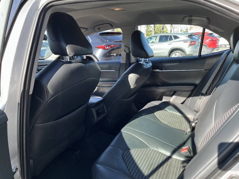 Toyota Camry Vehicle Full-screen Gallery Image 11