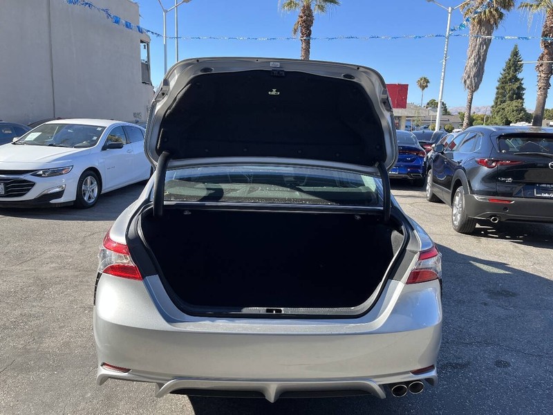 Toyota Camry Vehicle Full-screen Gallery Image 12