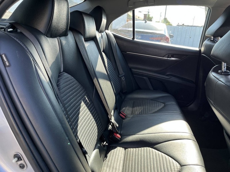 Toyota Camry Vehicle Full-screen Gallery Image 13