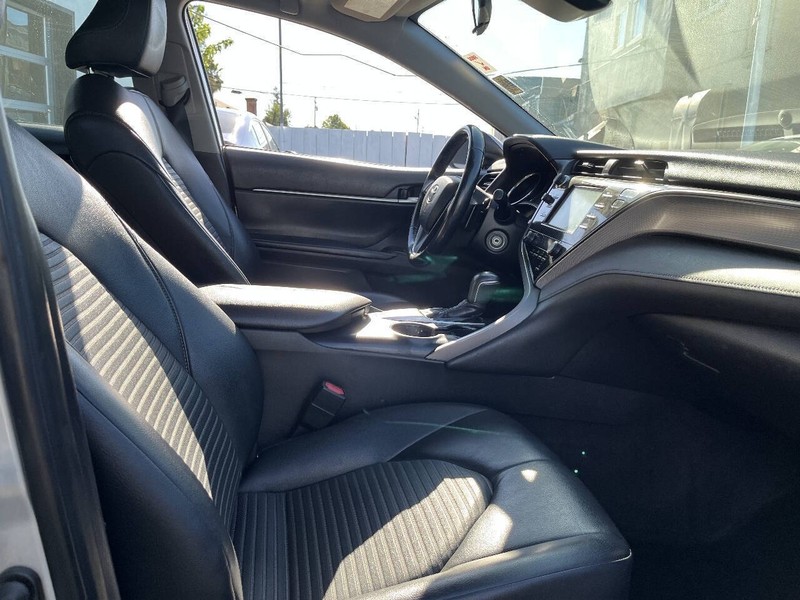 Toyota Camry Vehicle Full-screen Gallery Image 14