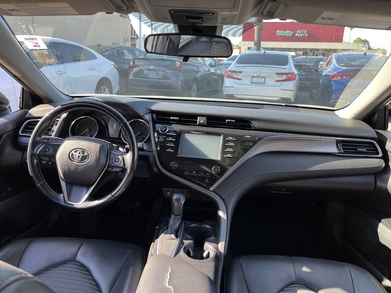 Toyota Camry Vehicle Full-screen Gallery Image 15