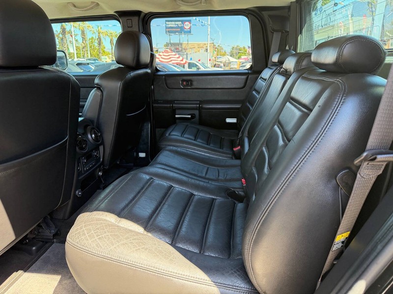 HUMMER H2 Vehicle Full-screen Gallery Image 09