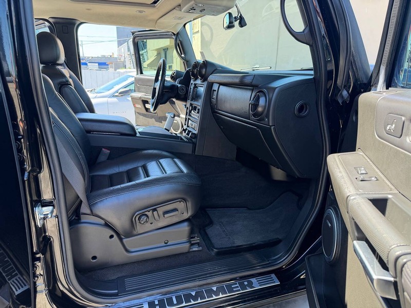 HUMMER H2 Vehicle Full-screen Gallery Image 10